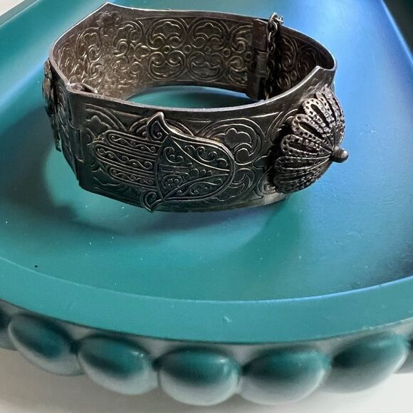 Vintage Egyptian Revival 1950s 1960s Silver Toned Cuff Bracelet Camel Hamsa - Picture 4 of 8